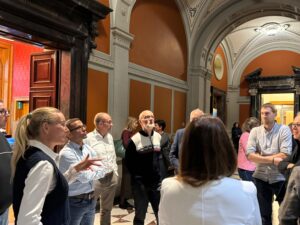 Andrea Zryd führt Teilnehmende des IG Sport Schweiz Netzwerktreffens durchs Bundeshaus